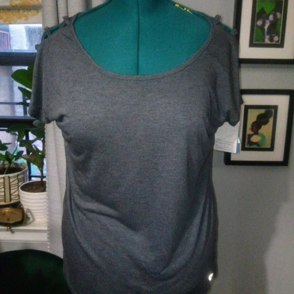Gap Fit Cut Out Shoulder Cool Dry T-Shirt in Gray Sz M NWT